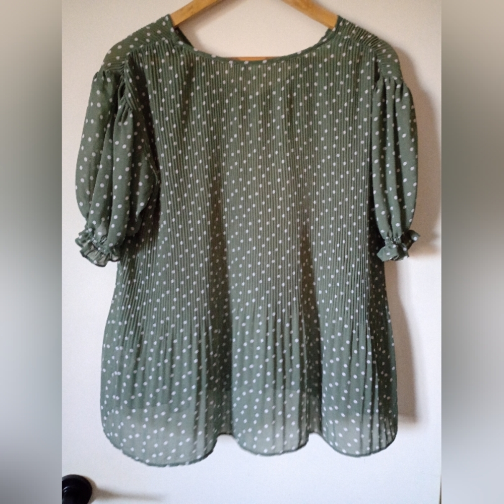 Green Polka Dot Pleated Blouse Size Medium - Picture 8 of 15